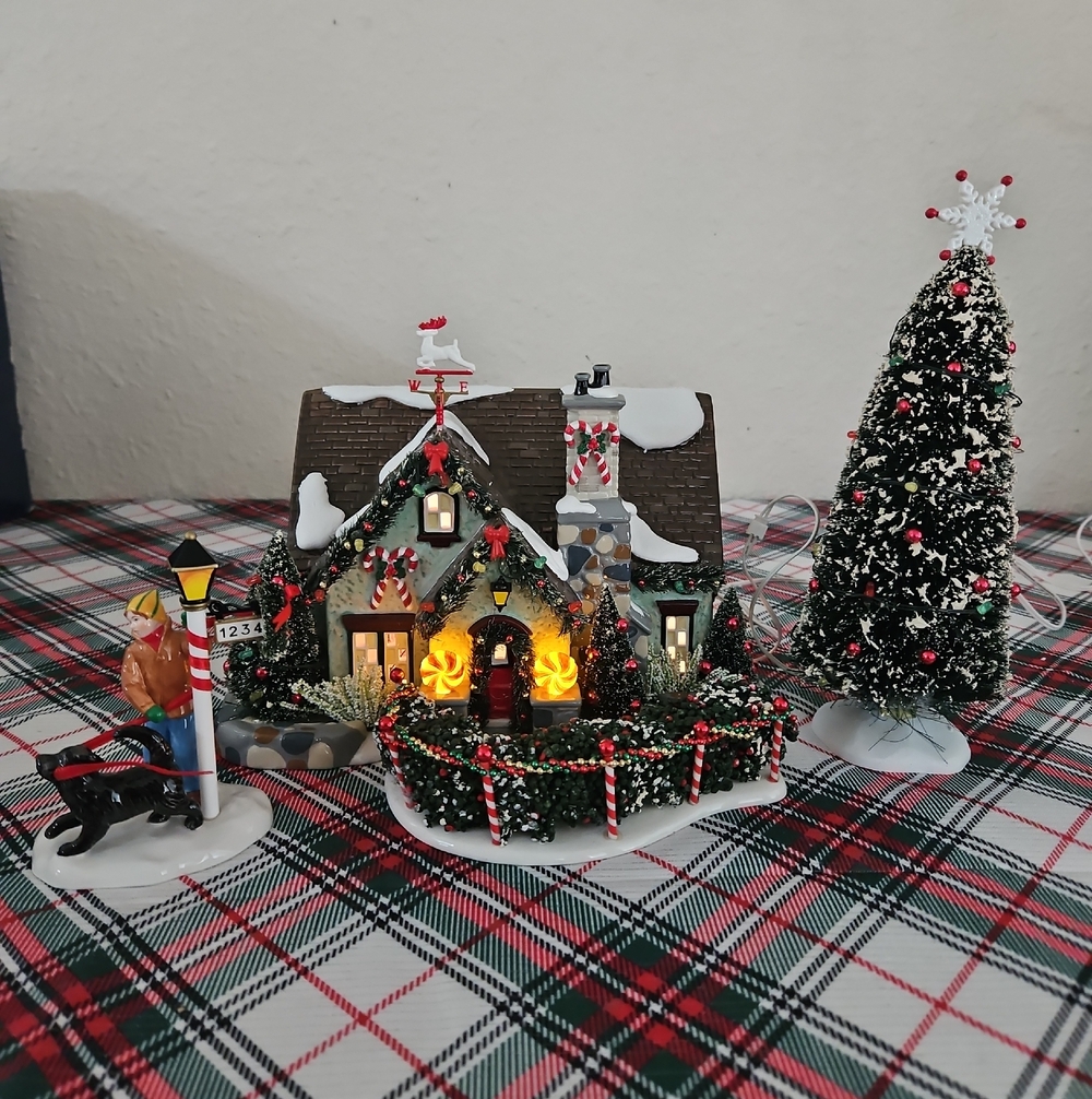 Department 56 "The Peppermint House" Snow Village Holiday Decor - Picture 11 of 13
